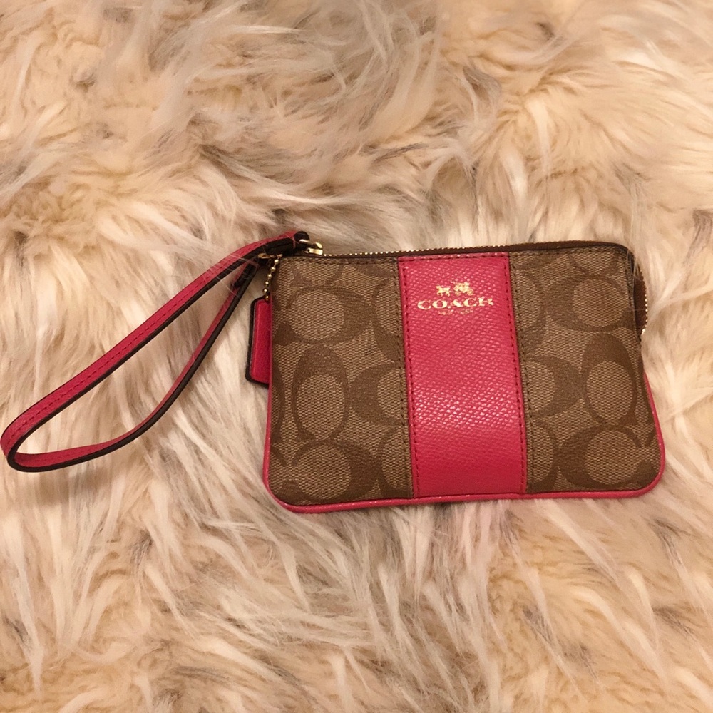 🆕 Coach Wristlet